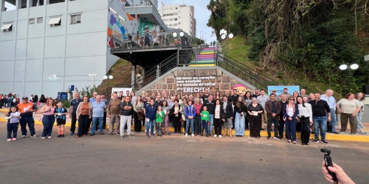 Erechim entrega Escadaria José Bonifácio Pereira revitalizada com investimento de R$ 800 mil