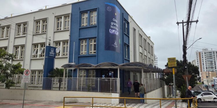 Colégio Marista registra movimento intenso durante votação em Erechim
