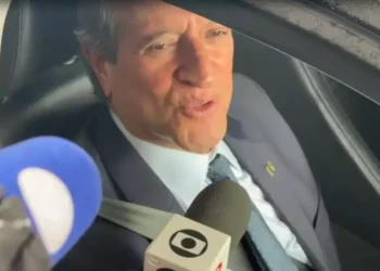 “Não gostei”, diz o presidente do PL sobre a carta divulgada por Flávio Bolsonaro