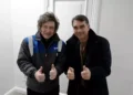 Assessor do presidente Javier Milei ajudou a organizar a fuga de Flávio Bolsonaro, diz o jornal argentino Clarín