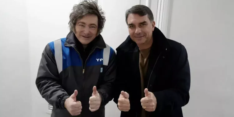 Assessor do presidente Javier Milei ajudou a organizar a fuga de Flávio Bolsonaro, diz o jornal argentino Clarín