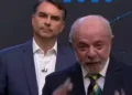 Ao se posicionar atrás de Lula durante debate, Flávio Bolsonaro repete estratégia de Trump