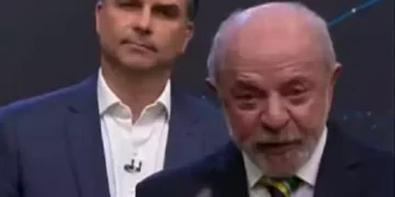 Ao se posicionar atrás de Lula durante debate, Flávio Bolsonaro repete estratégia de Trump